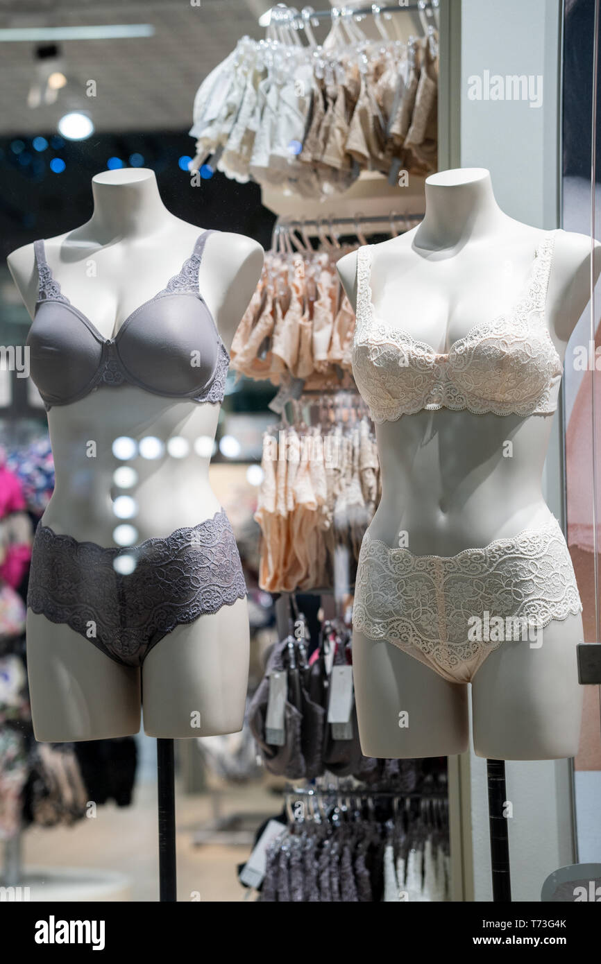 Ropa interior un escaparate de mujeres Fotografía de stock - Alamy