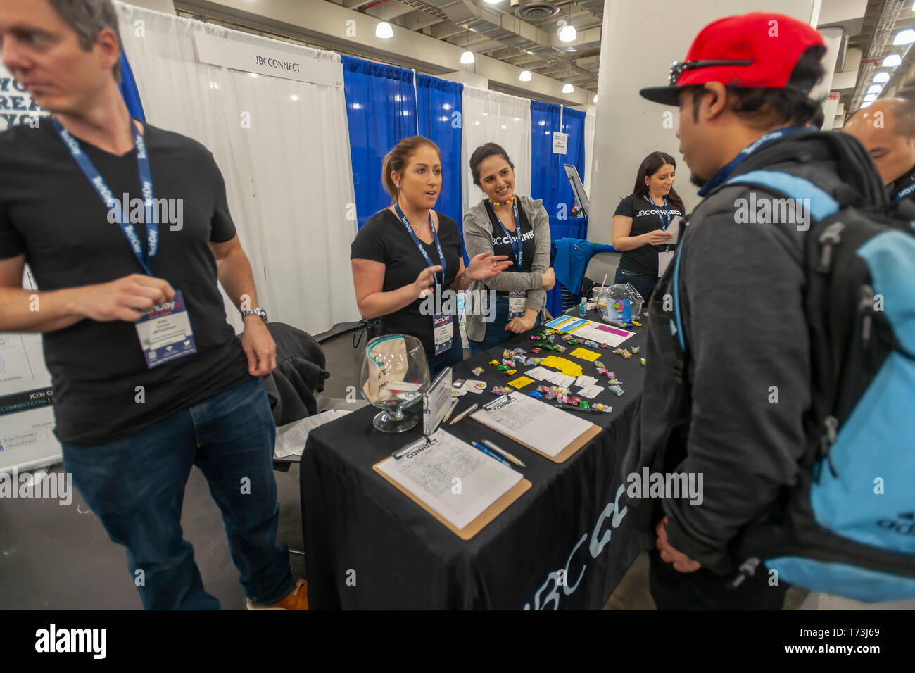 JBCConnect, una empresa de contratación, en el TechDay evento de Nueva York el jueves, 2 de mayo de 2019. Miles de personas asistieron a buscar trabajos con las startups y de relacionarse con sus pares, y quizás para encontrar el próximo gran inicio. TechDay cuentas a sí misma como la más grande de EE.UU. evento STARTUP con más de 350 expositores y más de 20.000 asistentes. (© Richard B. Levine) Foto de stock