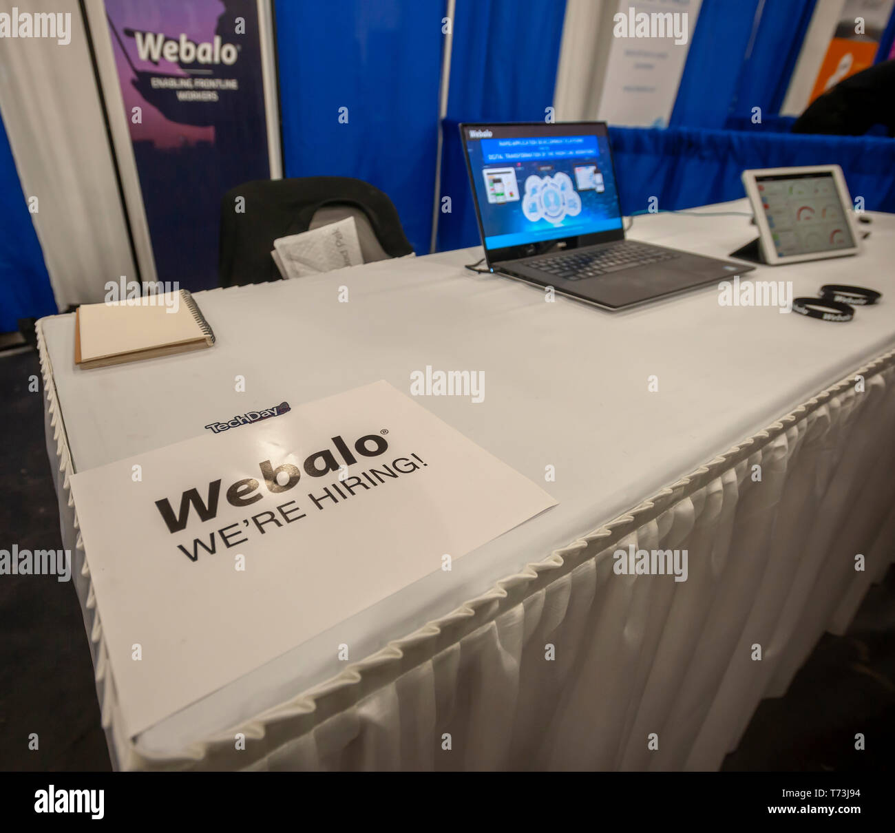 Webalo anuncia que están contratando al TechDay evento de Nueva York el jueves, 2 de mayo de 2019. Miles de personas asistieron a buscar trabajos con las startups y de relacionarse con sus pares, y quizás para encontrar el próximo gran inicio. TechDay cuentas a sí misma como la más grande de EE.UU. evento STARTUP con más de 350 expositores y más de 20.000 asistentes. (© Richard B. Levine) Foto de stock