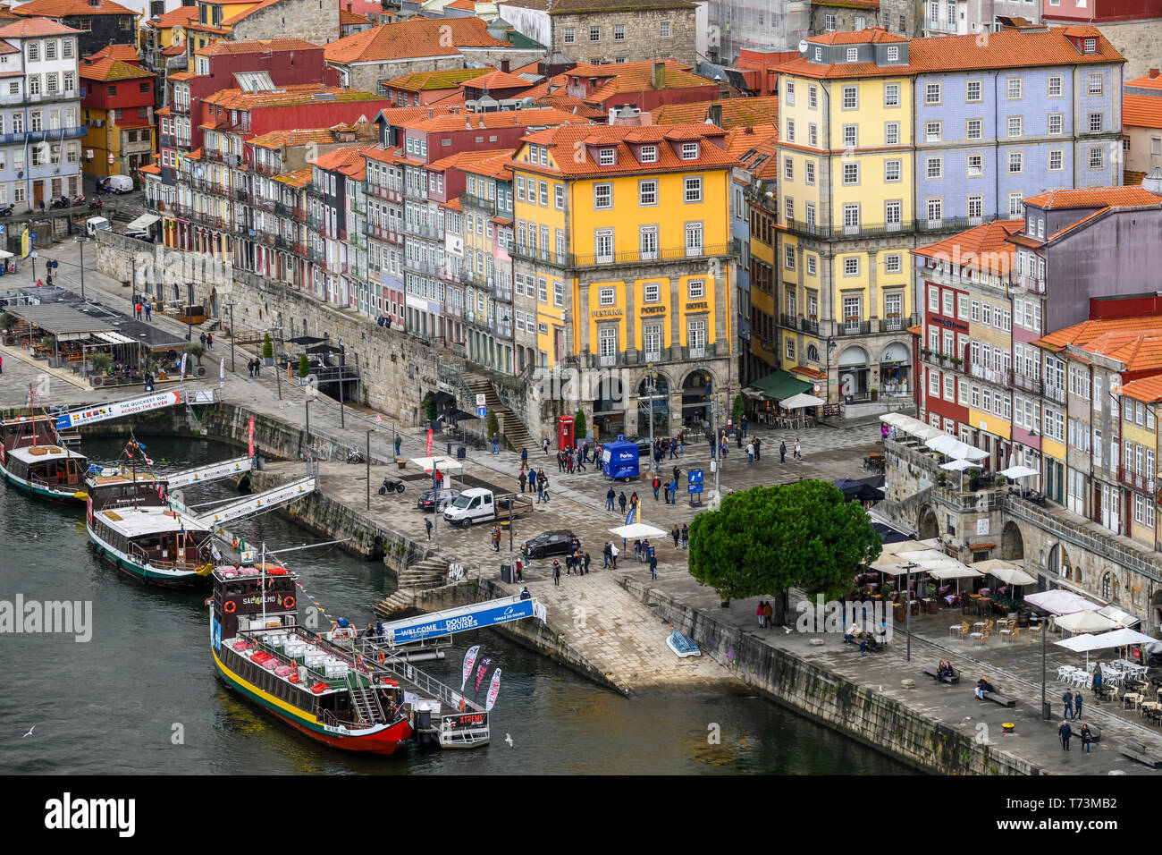 Los coloridos edificios y barcos amarrados en el río Duero, Oporto, Portugal Foto de stock