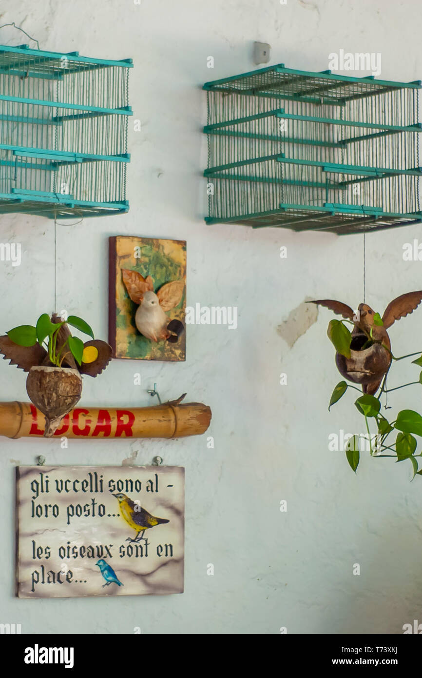 Los objetos que describen un mensaje de libertad para aves enjauladas Foto de stock