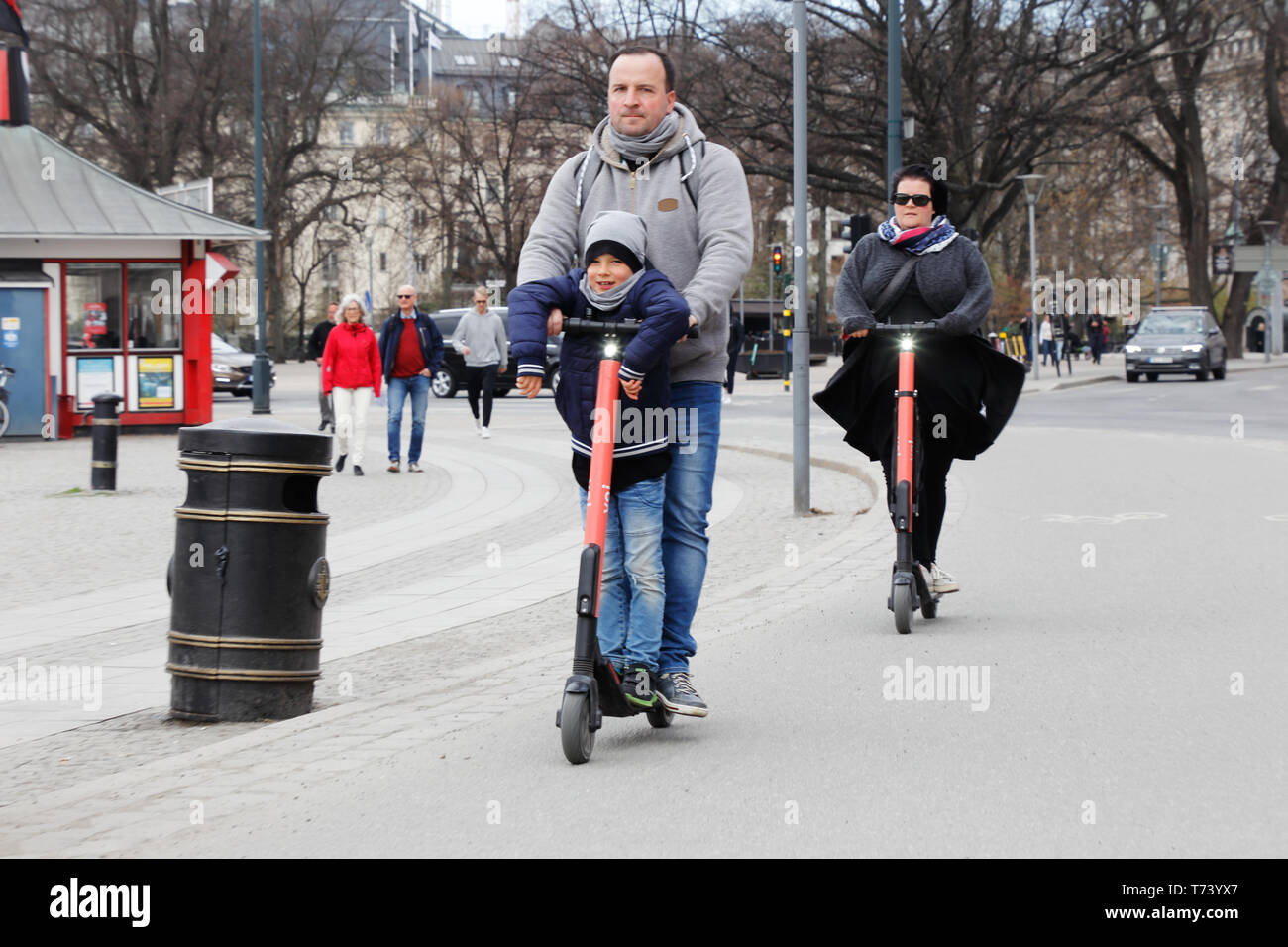 Family scooter family transportation fotografías e imágenes de alta  resolución - Alamy