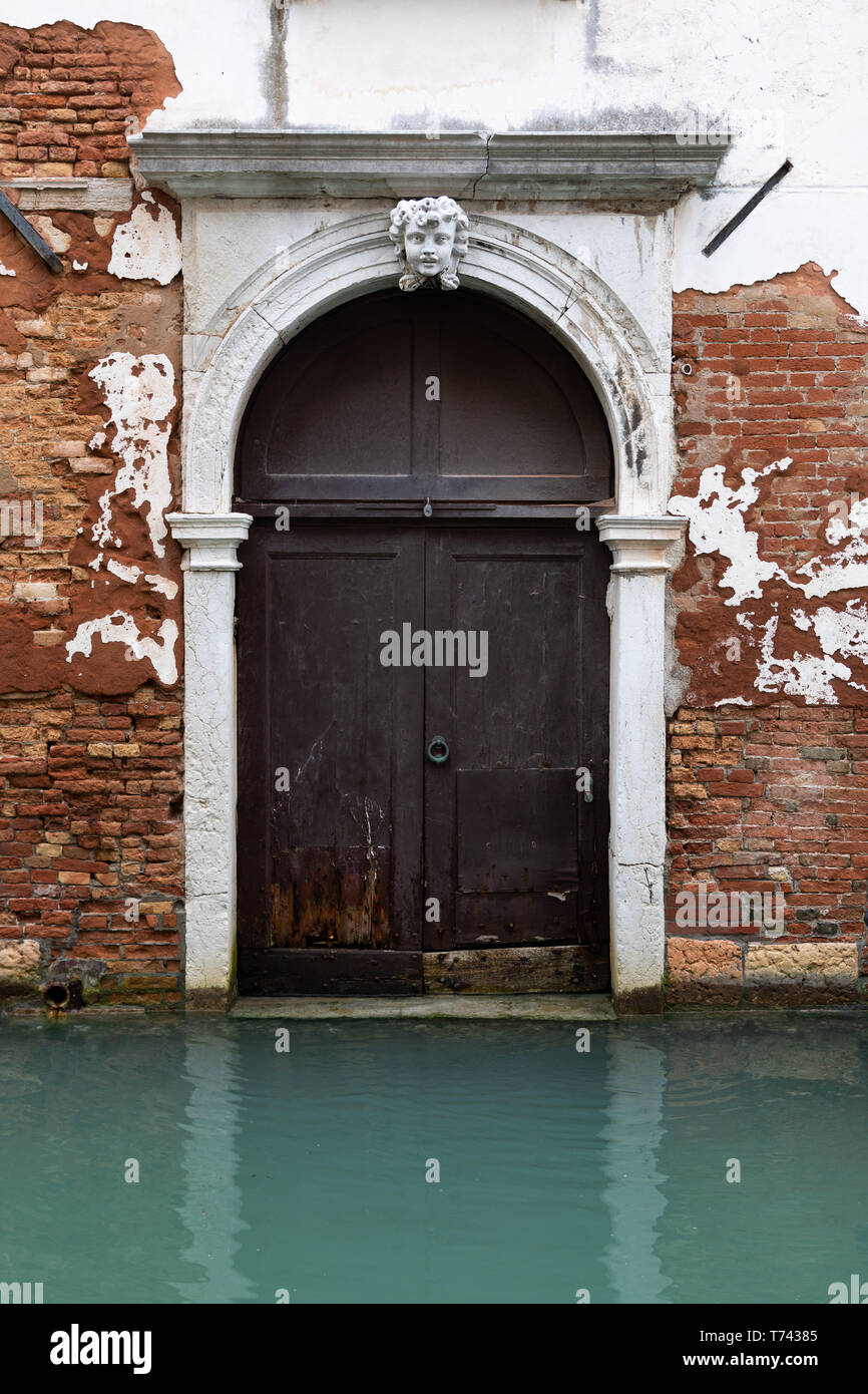 Puerta veneciana tradicional a lo largo del canal, Venecia Italia  Fotografía de stock - Alamy