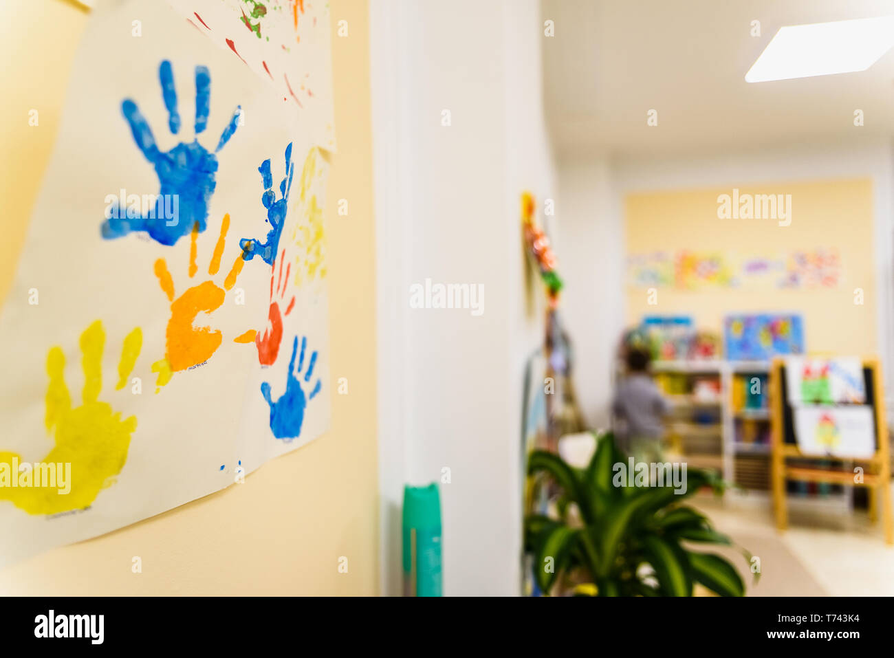 Valencia, España - 4 de abril de 2019: dibujos hechos a mano pintada por  niños en su escuela Fotografía de stock - Alamy