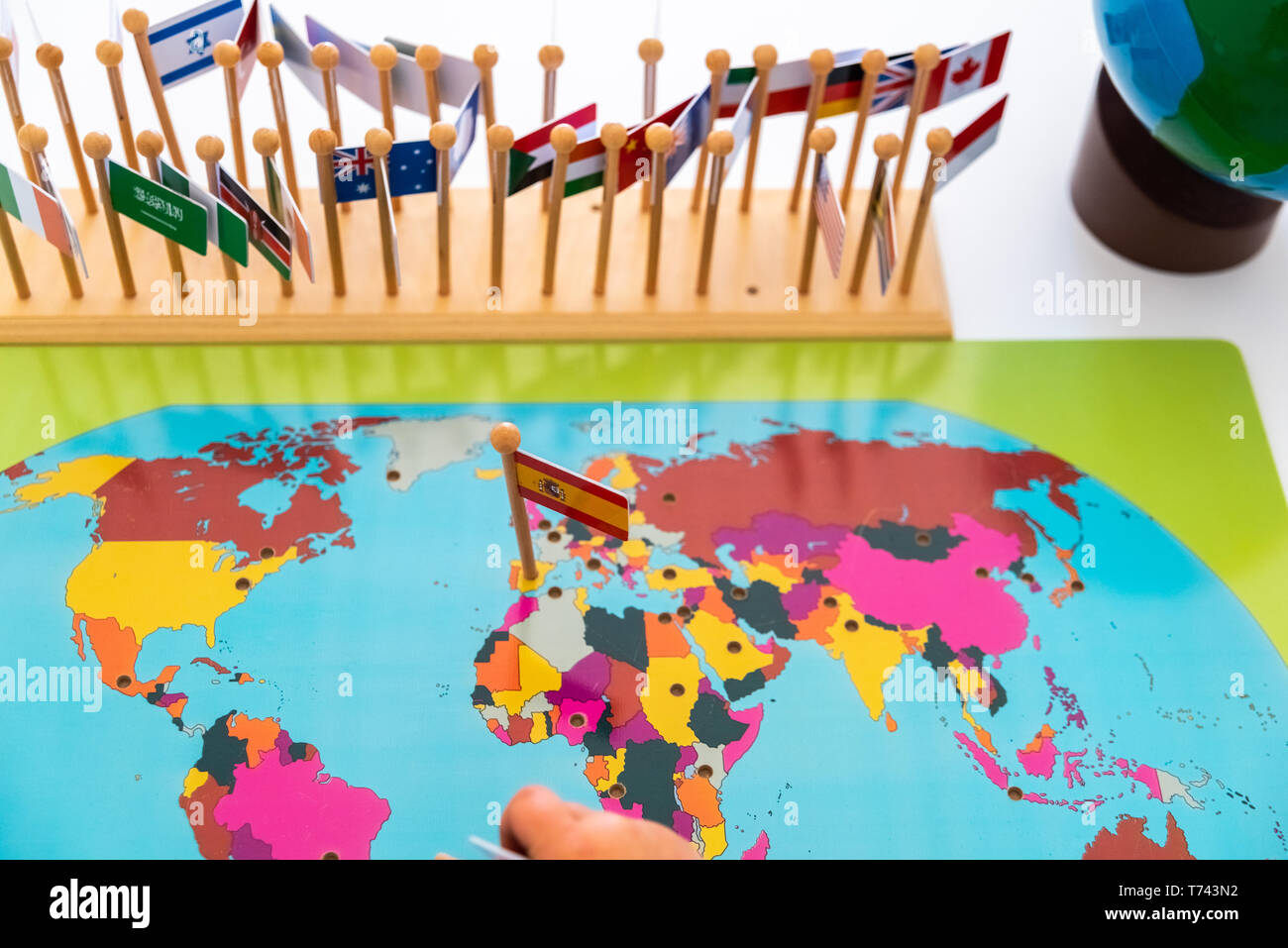 Geografía El ejercicio para los niños, coloque las banderas de países en un  mapa, la bandera de España Fotografía de stock - Alamy
