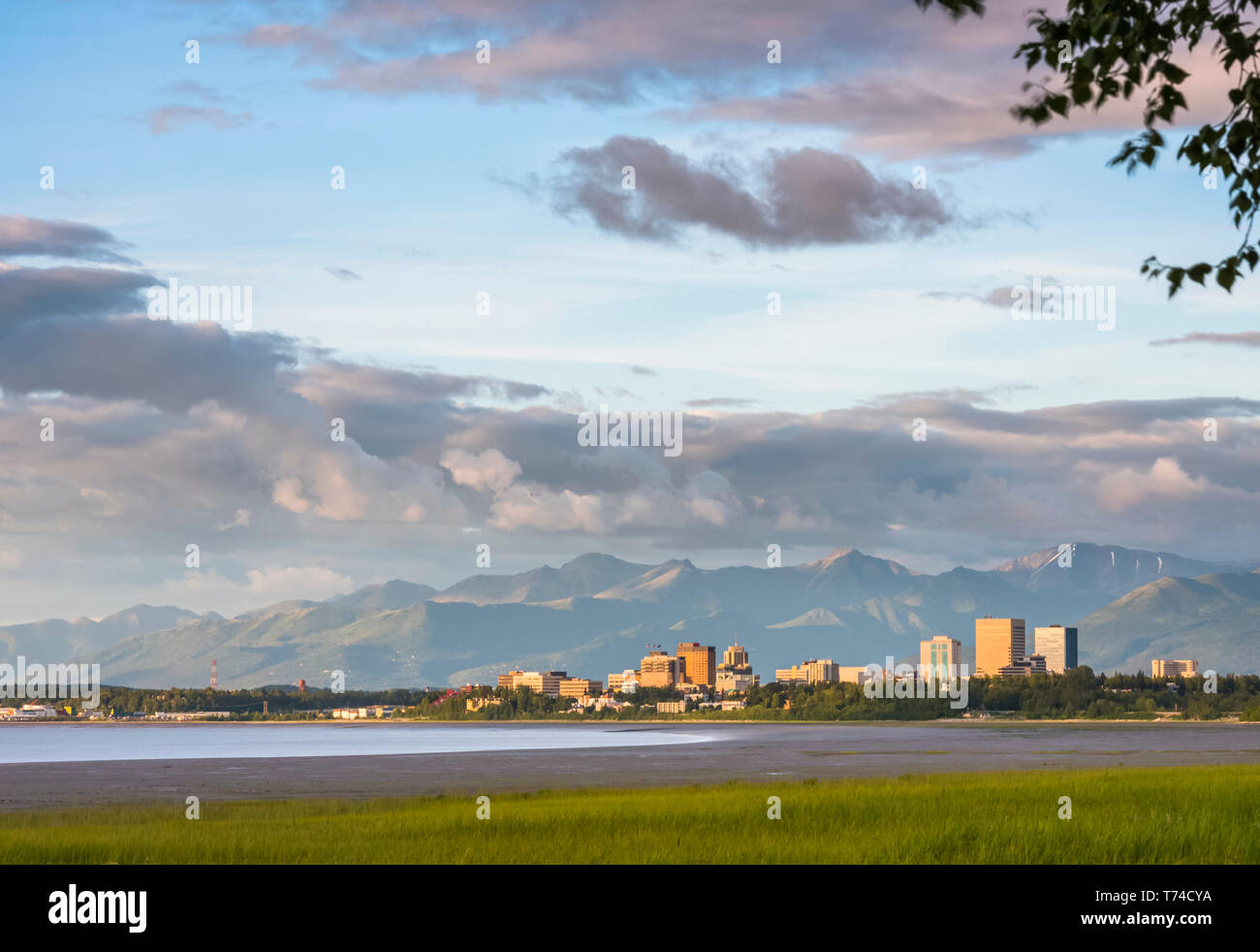 El horizonte de la ciudad de Anchorage, visto desde el parque del terremoto en un nublado día de verano en el centro-sur de Alaska Foto de stock