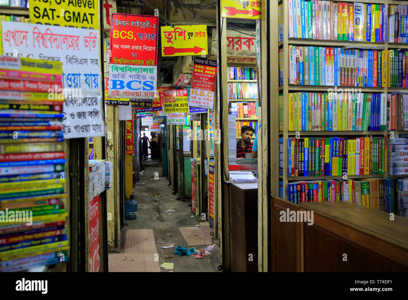 Librerías en el mercado del libro Nilkhet en Dhaka, Bangladesh Foto de stock