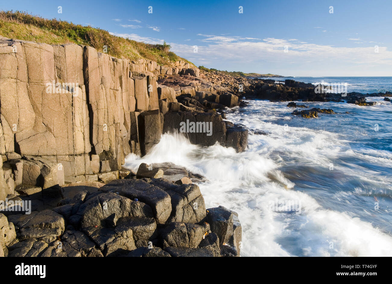 Acantilados de roca basáltica, Dartmouth, Bahía de Fundy; en Long Island, Nova Scotia, Canadá Foto de stock