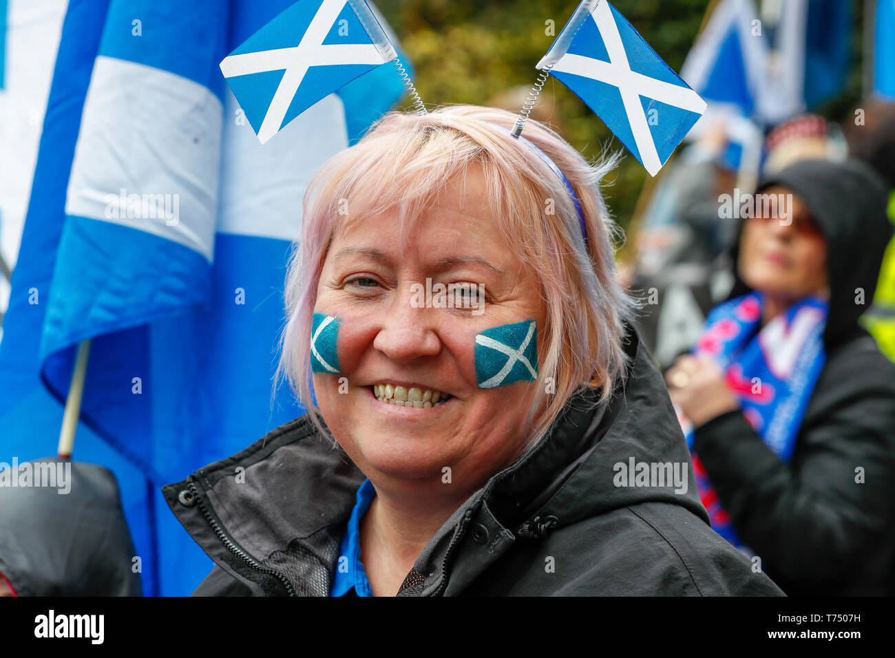 Glasgow, Escocia, Reino Unido. 04 Mayo, 2019. Se estima que 25.000 personas acudieron a tomar parte en un desfile a través de Glasgow en apoyo de la independencia de Escocia. El desfile fue organizado por 'Todos bajo una sola bandera", un grupo que coordina todas las distintas organizaciones que promueven la Independencia Escocesa Crédito: Findlay/Alamy Live News Foto de stock