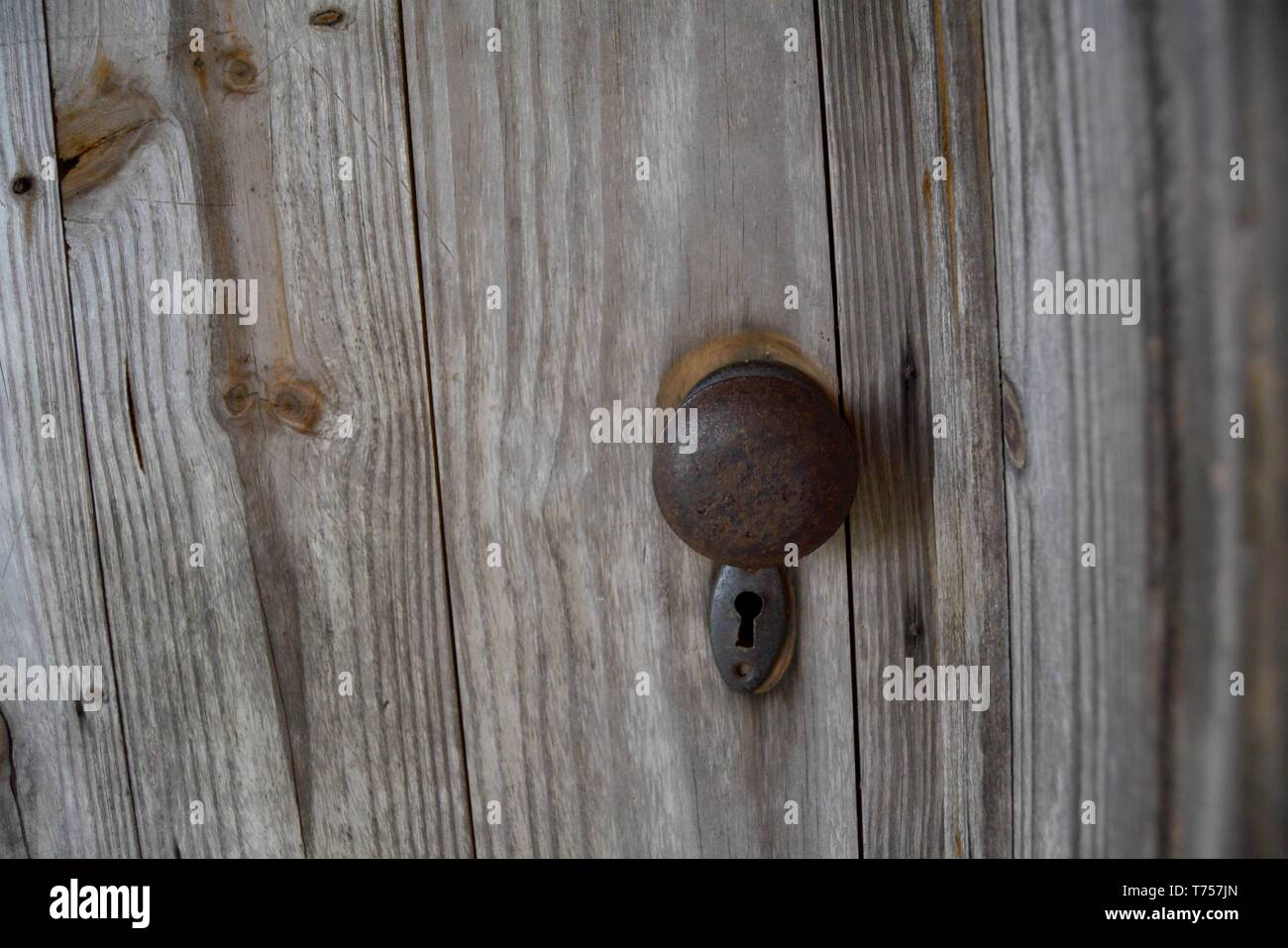 Oxidado viejo pomo de la puerta con la llave del agujero Foto de stock