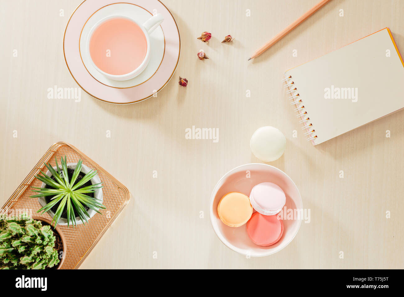 El estilo de fotografía de stock mesa de oficina de color beige con blanco, macaroon portátil, suministros y taza de café Foto de stock