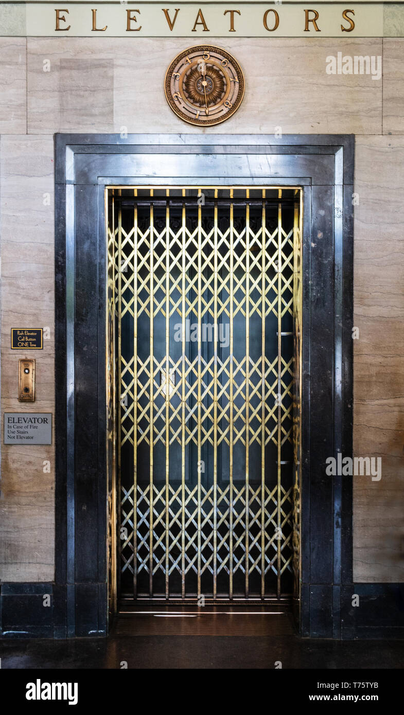 Un antiguo ascensor en el edificio de la ciudad de Asheville, NC, EE.UU  Fotografía de stock - Alamy