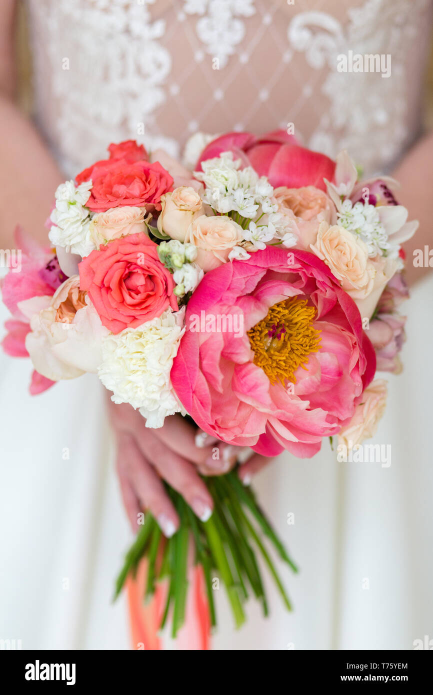 Novia irreconocible celebrar una boda refinado ramo de rosas rojas y  rosadas con peonías Fotografía de stock - Alamy