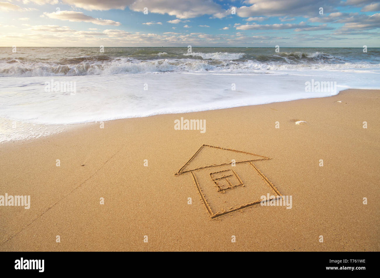 Mar y casa sobre la arena del mar. Naturaleza y composición conceptual