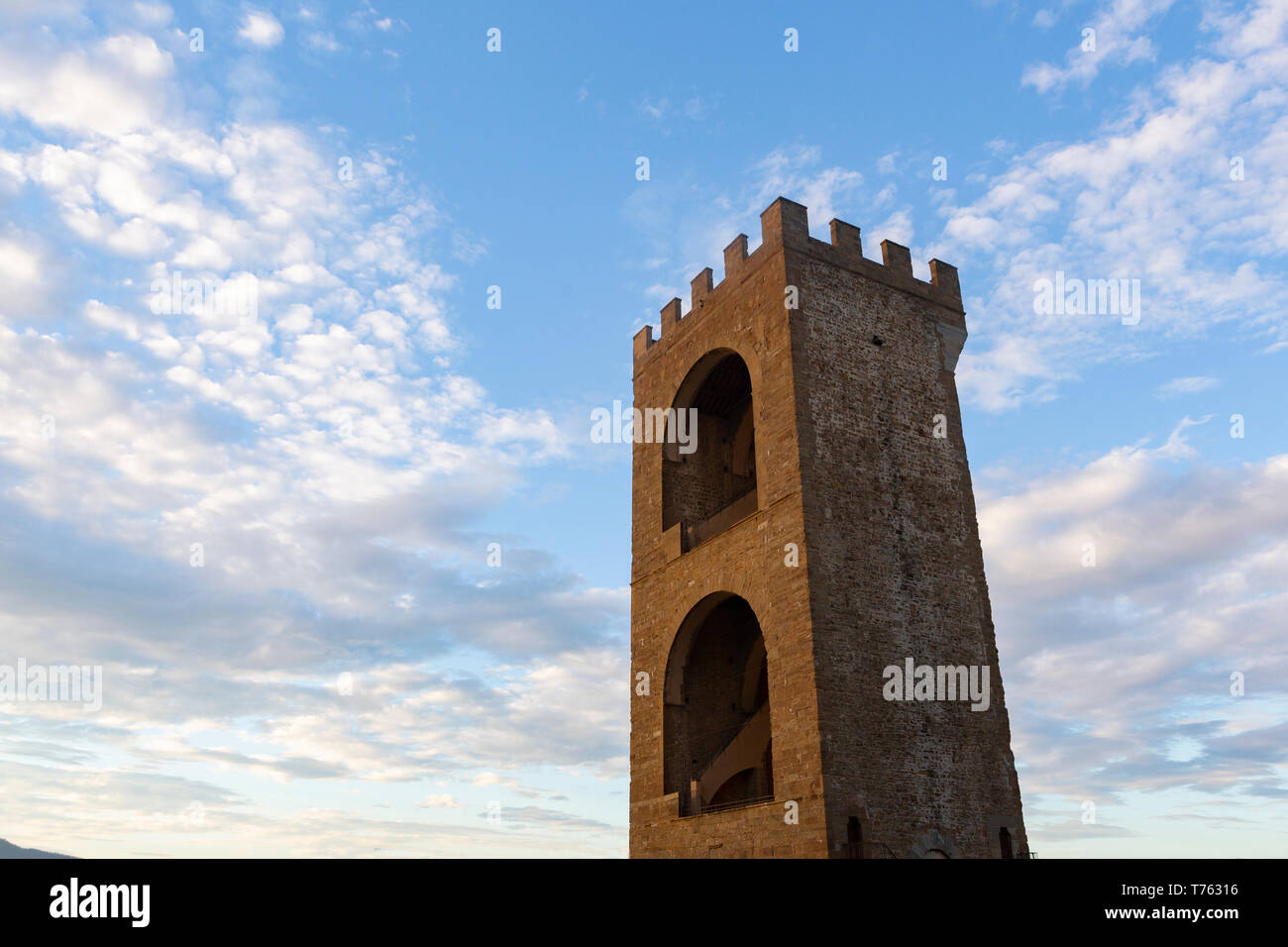 El resto de la torre de la muralla defensiva terminó sexto en los años 1590-1595 en la Florencia, Toscana, Italia. Foto de stock