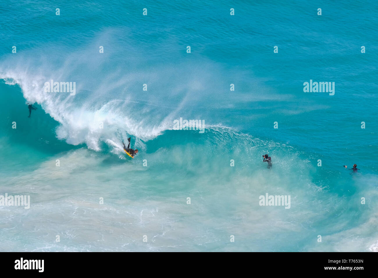 Un alto ángulo de visualización de personas body surfing en una ola de agua de color turquesa en Sudáfrica Foto de stock