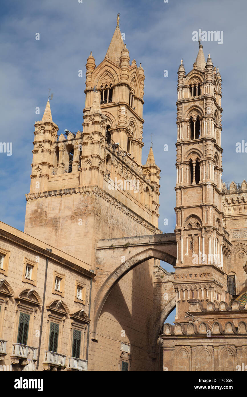 Vista de la torre de la campana y torre sudoeste, la catedral de Palermo, Palermo, Italia. Foto de stock