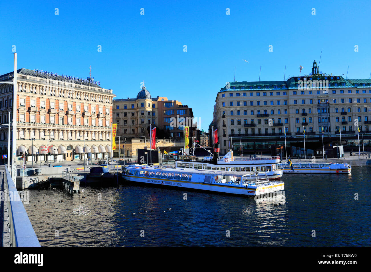 Los barcos turísticos en la Stromkajen, Mar Báltico, la ciudad de Estocolmo, Suecia, Europa Foto de stock
