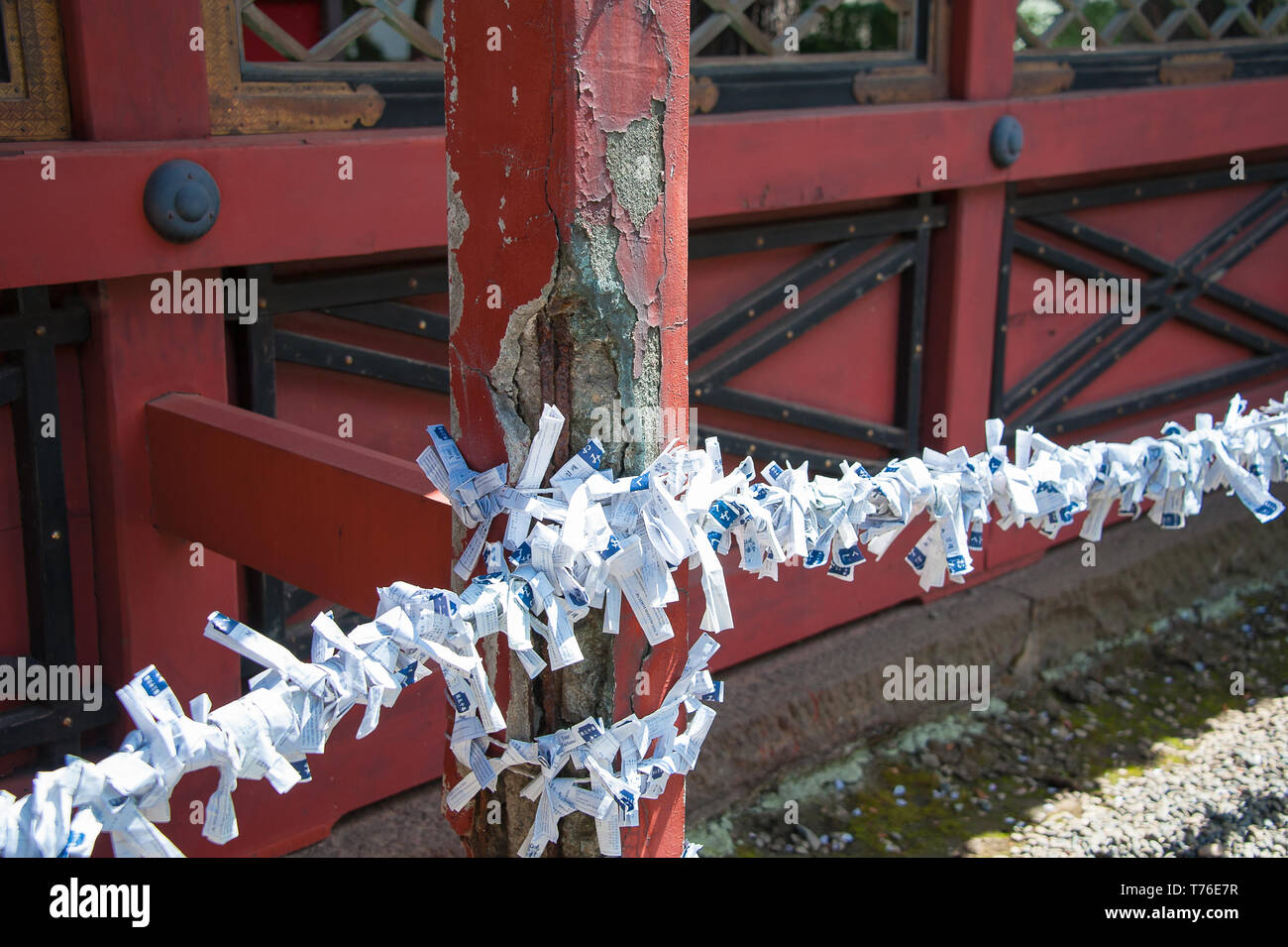 Tokio, Japón - Abril 2019: oraciones en papel, encadenan en un santuario sintoísta. Foto de stock