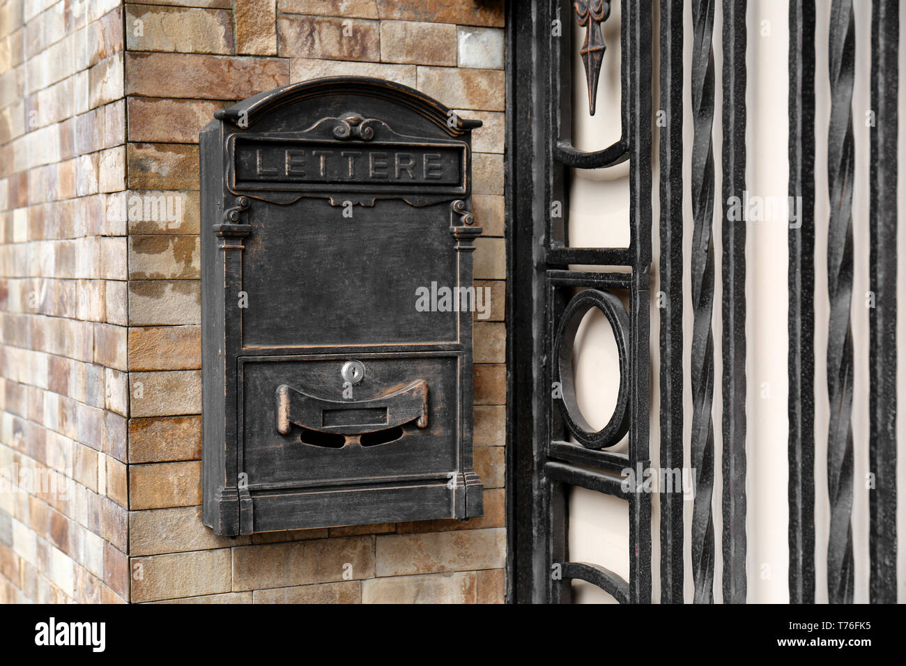Vintage buzón en la pared exterior del edificio Fotografía de stock - Alamy