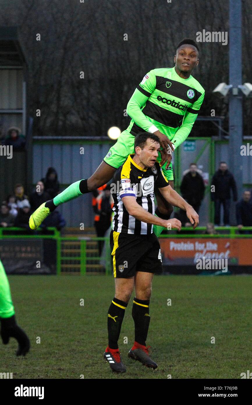 Para Mccoulsky Aserrada Verde Bosque Rovers Fc Por Encima De Michael Doyle Para Notts County Fc En El Nuevo Terreno De Cesped Nailsworth Sky Bet Liga Dos 9 Febr Fotografia De