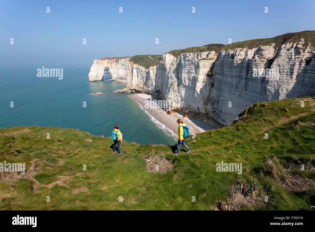 Francia, Normandía: Madre e hijo de pie sobre el césped cubierto de roca acantilados por encima del arco de Playa Etretat Foto de stock