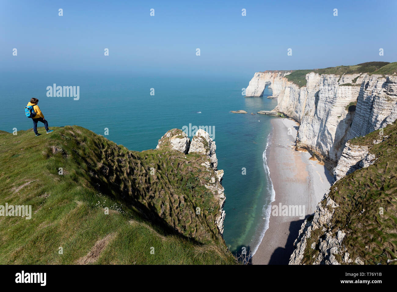 Francia, Normandía: Madre e hijo de pie sobre el césped cubierto de roca acantilados por encima del arco de Playa Etretat Foto de stock