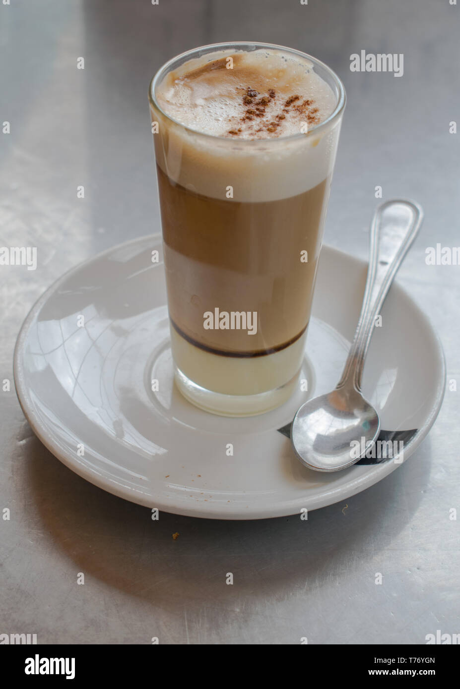 Café con leche en vaso en tabla de metal Fotografía de stock - Alamy
