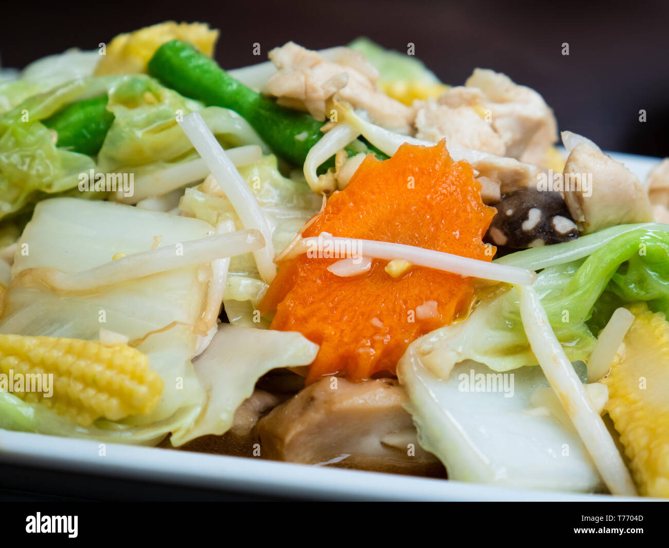 Pad Pak Ruam Mitr, el clásico plato de verdura tailandesa, stir frito mixto verduras en salsa de ostras. Foto de stock