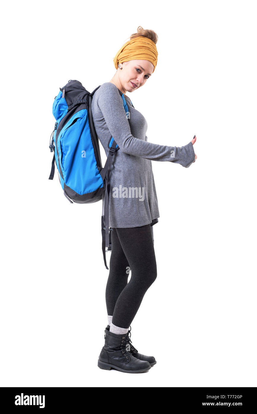 Cool hipster mujer joven mochilero con mochila autostop y mirando a la  cámara. Cuerpo completo aislado sobre fondo blanco Fotografía de stock -  Alamy