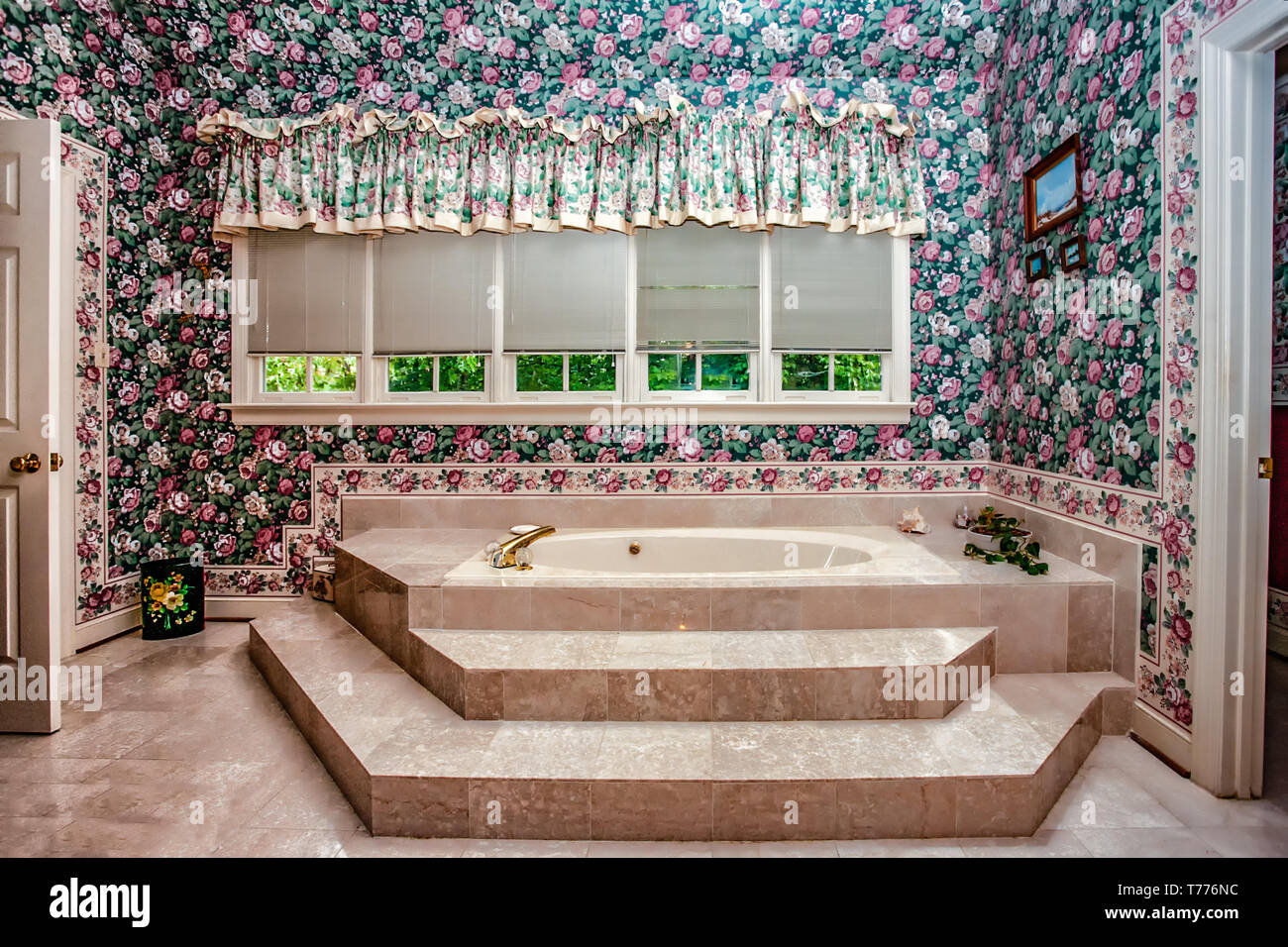 Cuarto de baño con motivos florales. Foto de stock