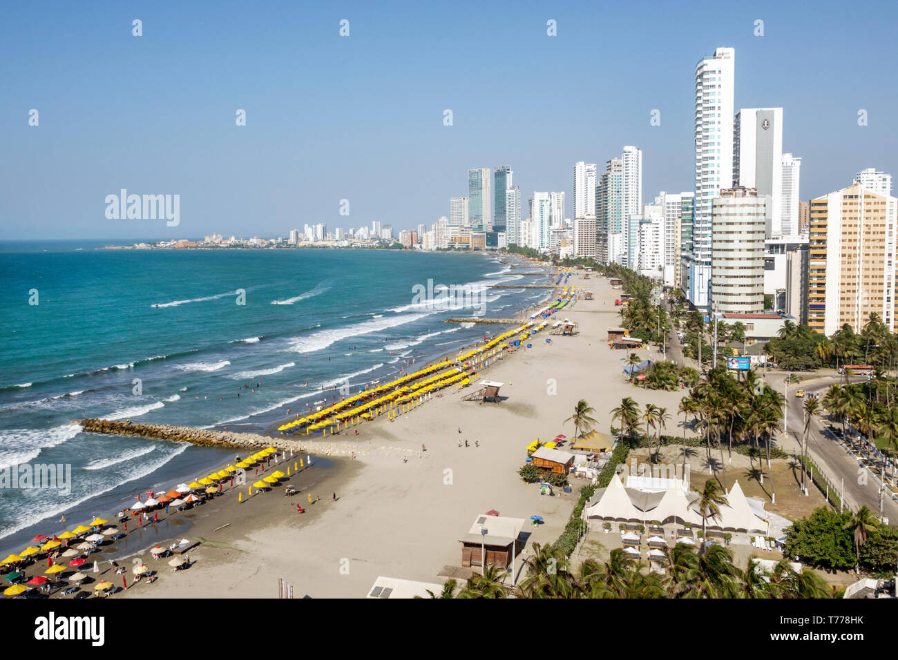 Cartagena Colombia, Bocagrande, Mar Caribe, playa pública arena agua alquiler sombrillas, horizonte de la ciudad edificios altos frente al mar costa,COL19012411 Foto de stock