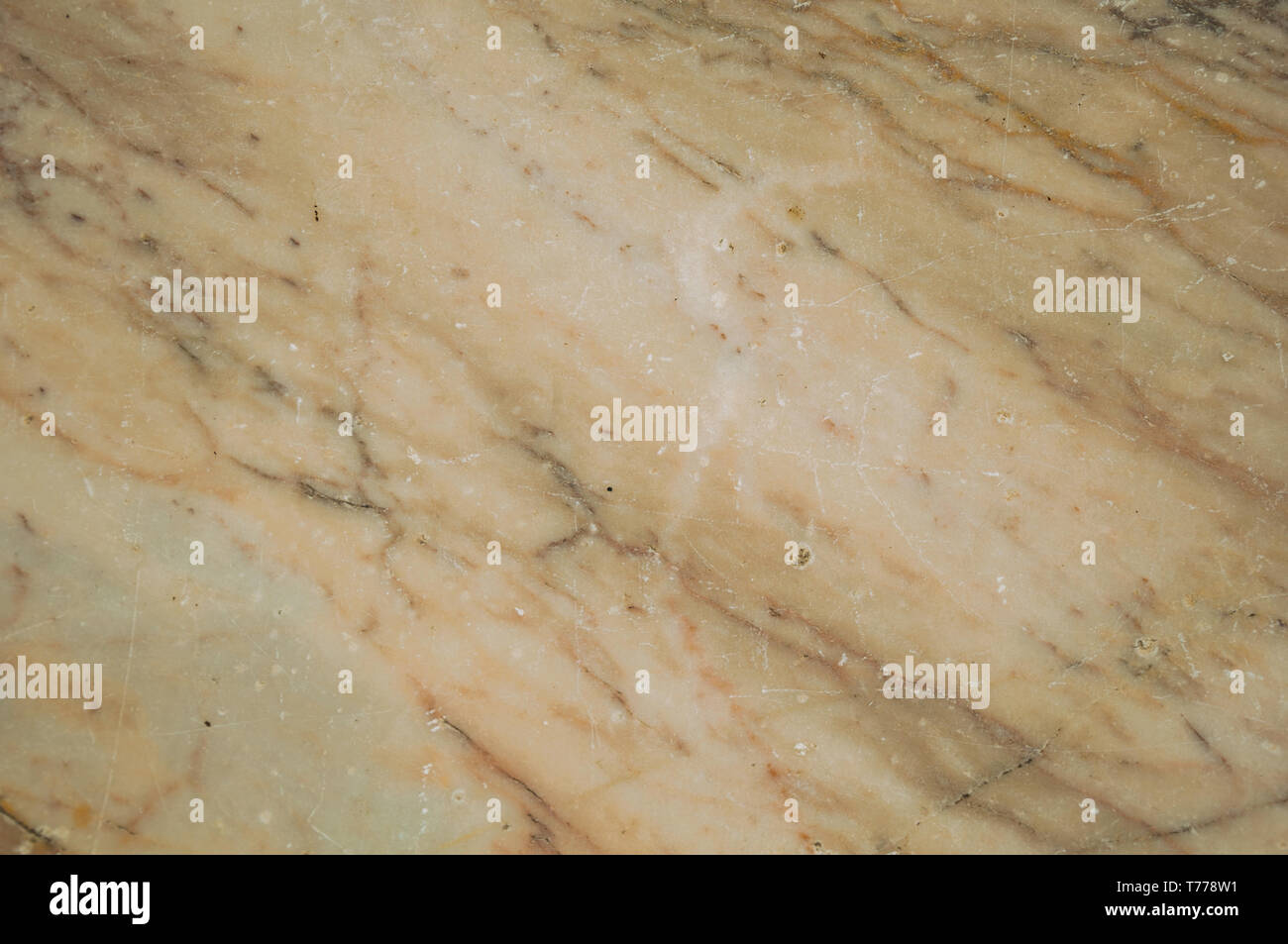 Close-up de mármol antiguo con venas superficiales y algunas grietas y desconchados en Campo Maior. Una ciudad con influencias medievales en la zona oriental de Portugal. Foto de stock