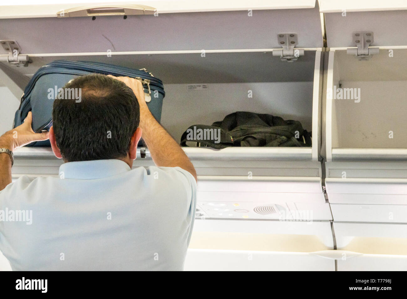 Cartagena COLOMBIA,AEROPUERTO INTERNACIONAL RAFAEL NUNEZ CTG,AVIANCA VUELO  AV 34 A BORDO CABINA,HISPANIC ENCARGADO DE MALETA,HOMBRE HOMBRE, MALETA DE  ALMACENAMIENTO,CO Fotografía de stock - Alamy