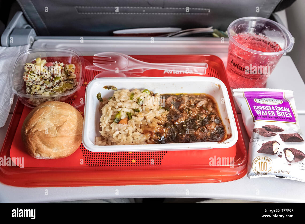 Miami Florida, Aeropuerto Internacional MIA, cabina a bordo Avianca  Airlines vuelo AV 35, bandeja de comidas, almuerzo, arroz, estofado de  ternera, ensalada, pan, bebida, FL190118045 Fotografía de stock - Alamy