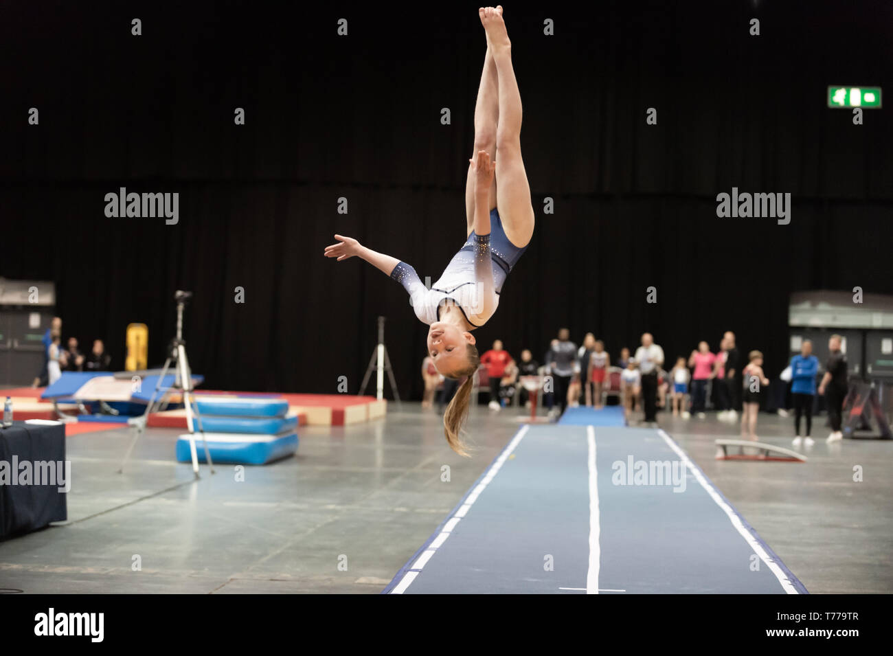 Telford, Inglaterra, Reino Unido. El 27 de abril, 2018. Un gimnasta femenino de Pinewood Club de Gimnasia en acción durante la primavera Series 1 en el Centro Internacional de Telford, Telford, Reino Unido. Foto de stock