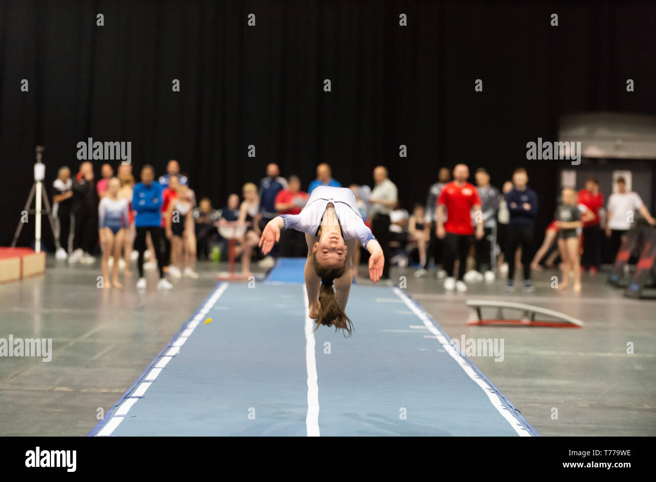 Telford, Inglaterra, Reino Unido. El 27 de abril, 2018. Un gimnasta femenino de Pinewood Club de Gimnasia en acción durante la primavera Series 1 en el Centro Internacional de Telford, Telford, Reino Unido. Foto de stock