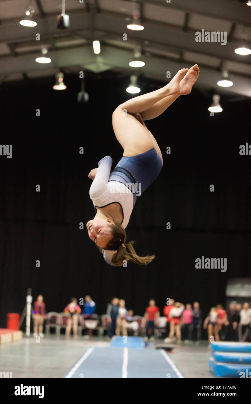 Telford, Inglaterra, Reino Unido. El 27 de abril, 2018. Un gimnasta femenino de Pinewood Club de Gimnasia en acción durante la primavera Series 1 en el Centro Internacional de Telford, Telford, Reino Unido. Foto de stock