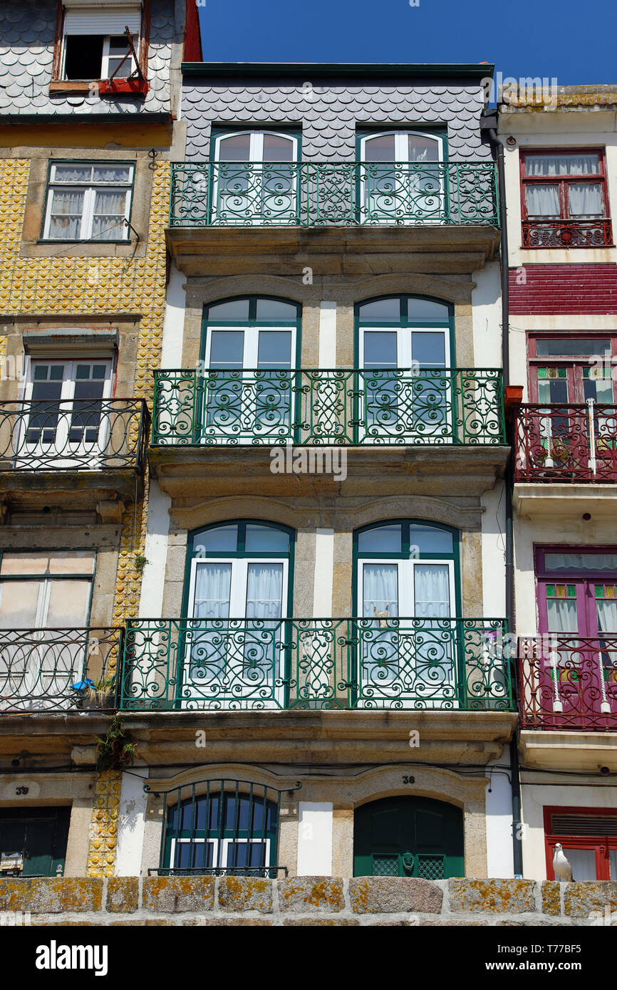 Edificios y Casas tradicionales en Porto, Portugal Foto de stock