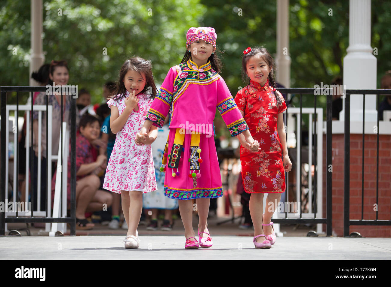 Dallas, EE.UU. 4 de mayo de 2019. Niños vestidos con ropa de Asia se ven  durante el Plano Asiafest, el anual Festival de la herencia asiática  americana, en Plano, Texas, Estados Unidos,