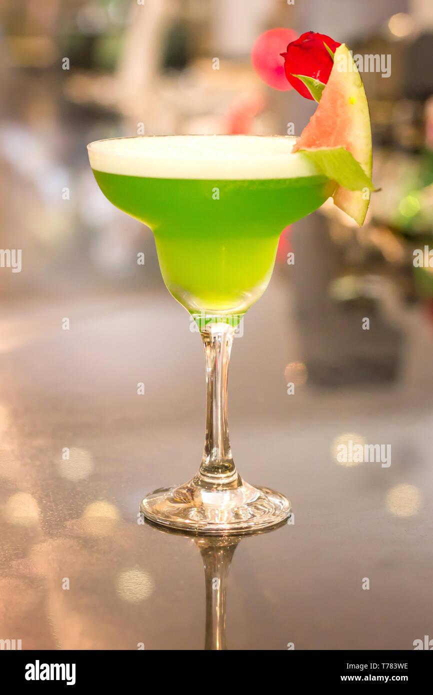 Bebidas cóctel con menta verde en margarita de vidrio en un mostrador de bar Fotografía de stock -