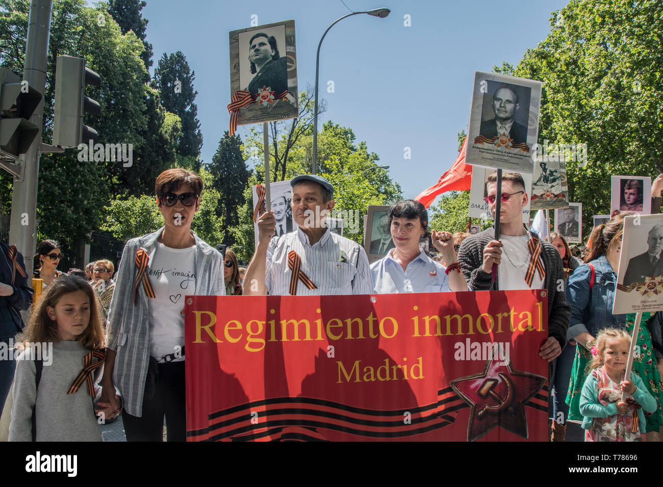 Personas con una etiqueta roja, régimen inmortal madrid. Celebración de la Unión Soviética en su victoria en la Segunda Guerra Mundial por la Federación Hispano Foto de stock