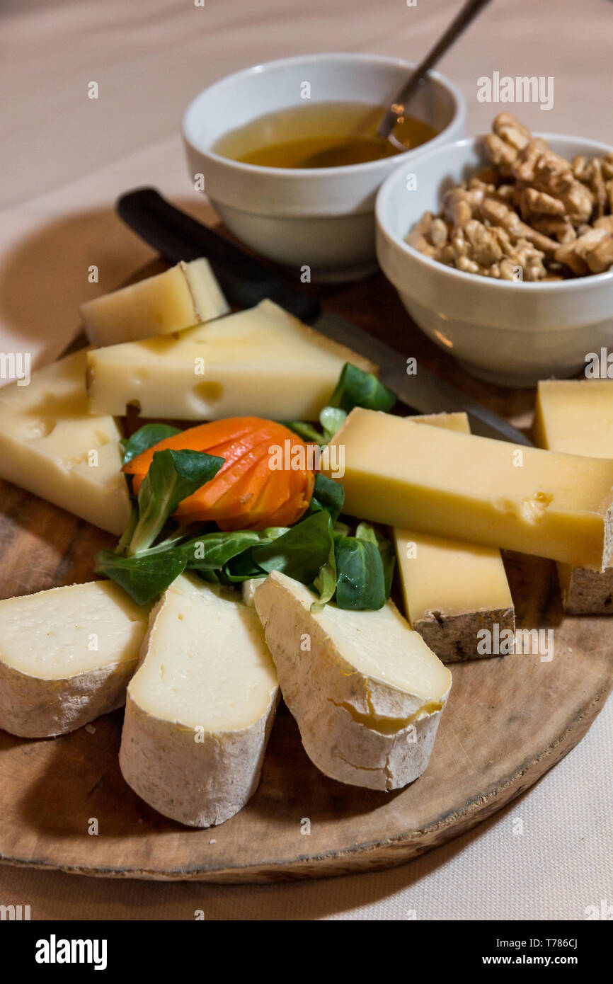 Formaggi tipici valtellinesi serviti acondicionado miele e noci. [ENG] Valtellina tipos de quesos típicos servidos con nueces y miel. Foto de stock
