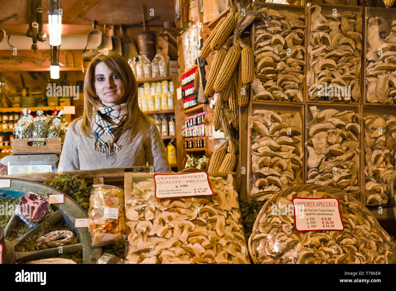 Bormio, negozio 'La Sceleira': Verónica Pozzi (Supr) titolare figlia dietro un Confezioni di funghi Secchi. [ENG] Bormio, 'La tienda: Veronic Sceleira' Foto de stock
