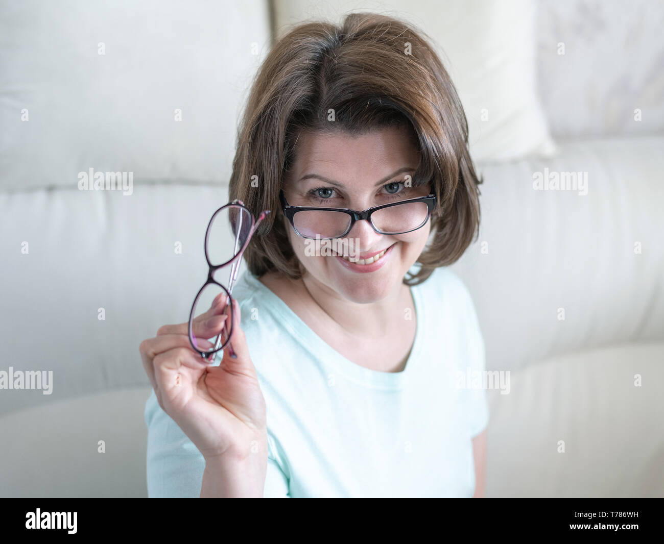 Mujer Probando Diferentes Marcos Para Lentes Recetados En El óptico