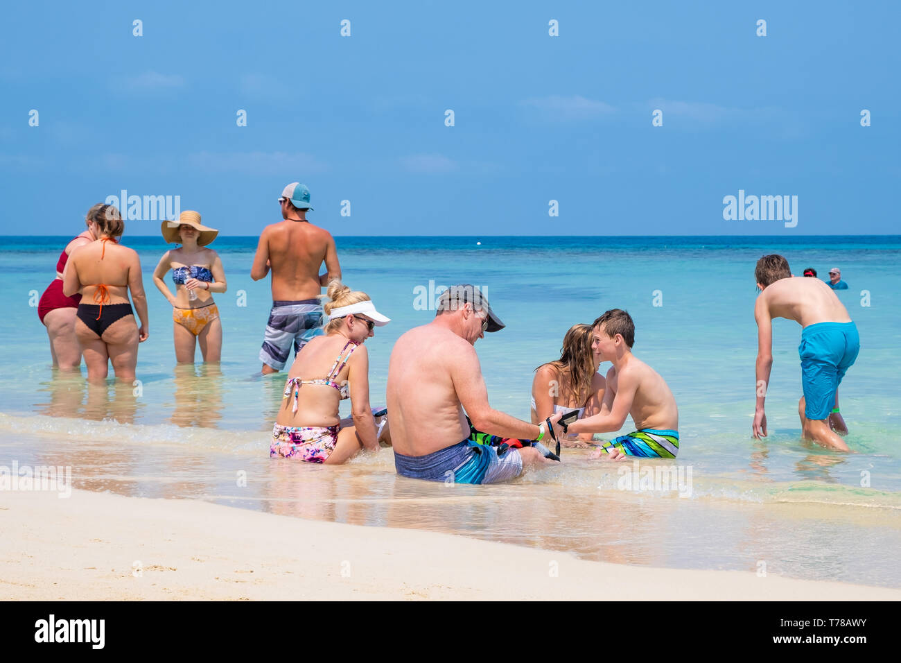A los turistas disfrutar de las cálidas y transparentes aguas de West Bay, Roatán, Honduras. Foto de stock
