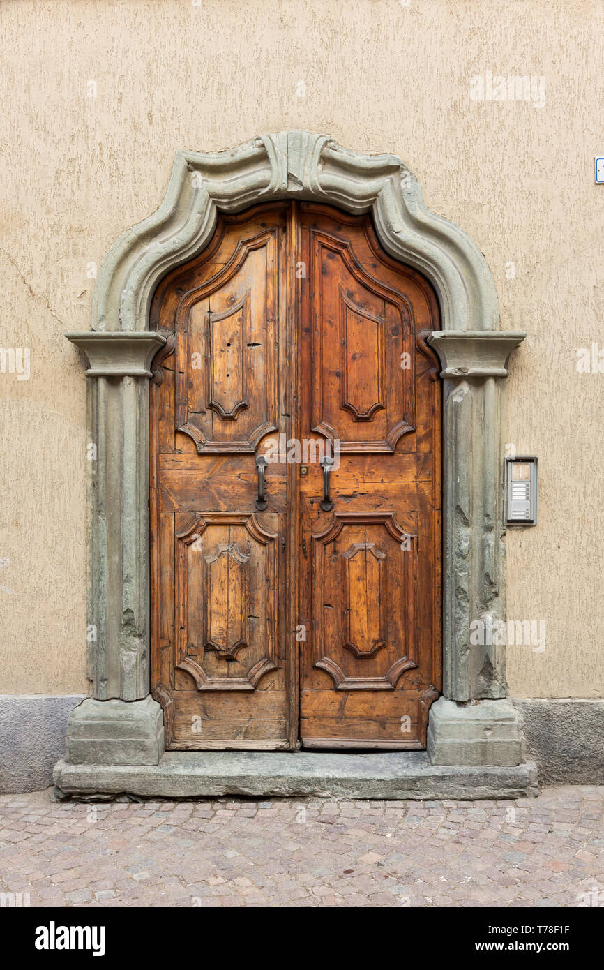 Bormio: porta en legno di Antica casa con stipite en pietra. [ENG] Bormio: Casa antigua puerta de madera con piedra de jamba. Foto de stock