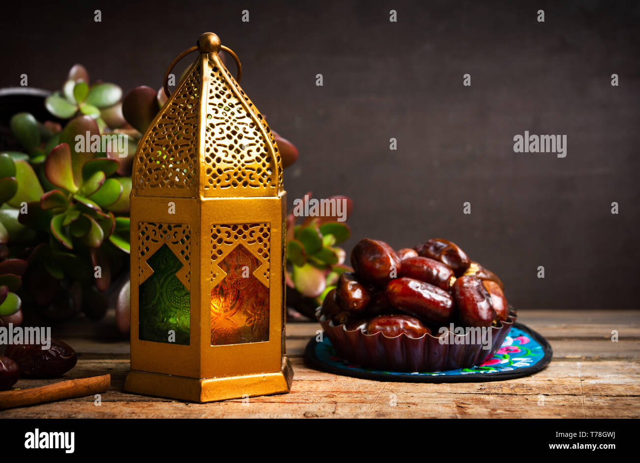 Fechas y lámparas de estilo árabe sobre una mesa con espacio de copia Foto de stock
