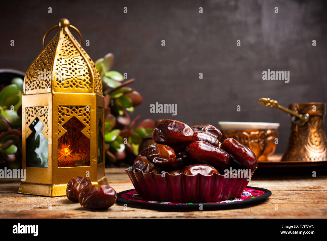 Fechas y lámparas de estilo árabe sobre una mesa con espacio de copia Foto de stock