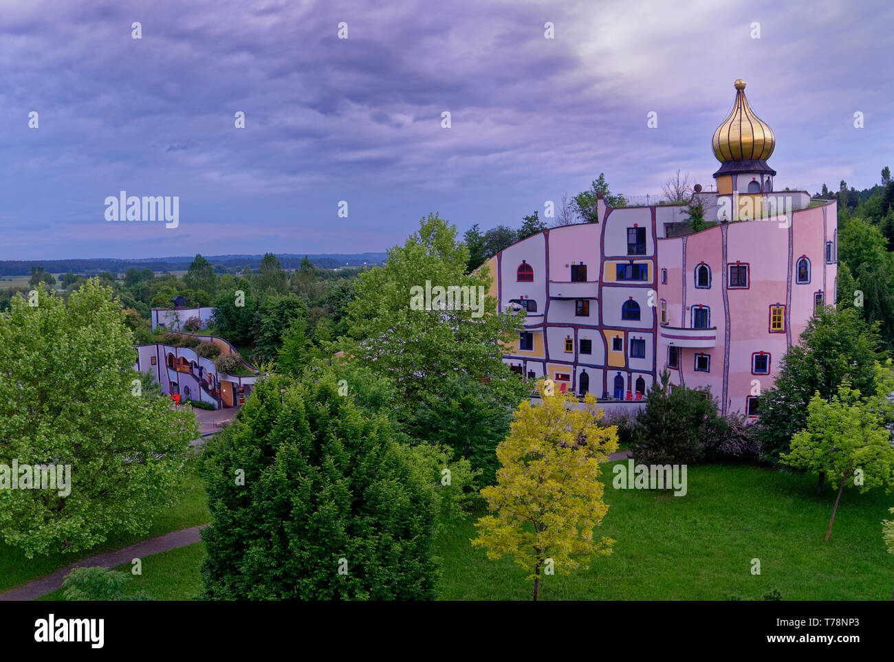 Mirando hacia abajo sobre el Stammhaus y su cúpula dorada en Rogner Bad Blumau, Austria, un resort o spa hotel diseñado por Friedensreich Hundertwasser Foto de stock